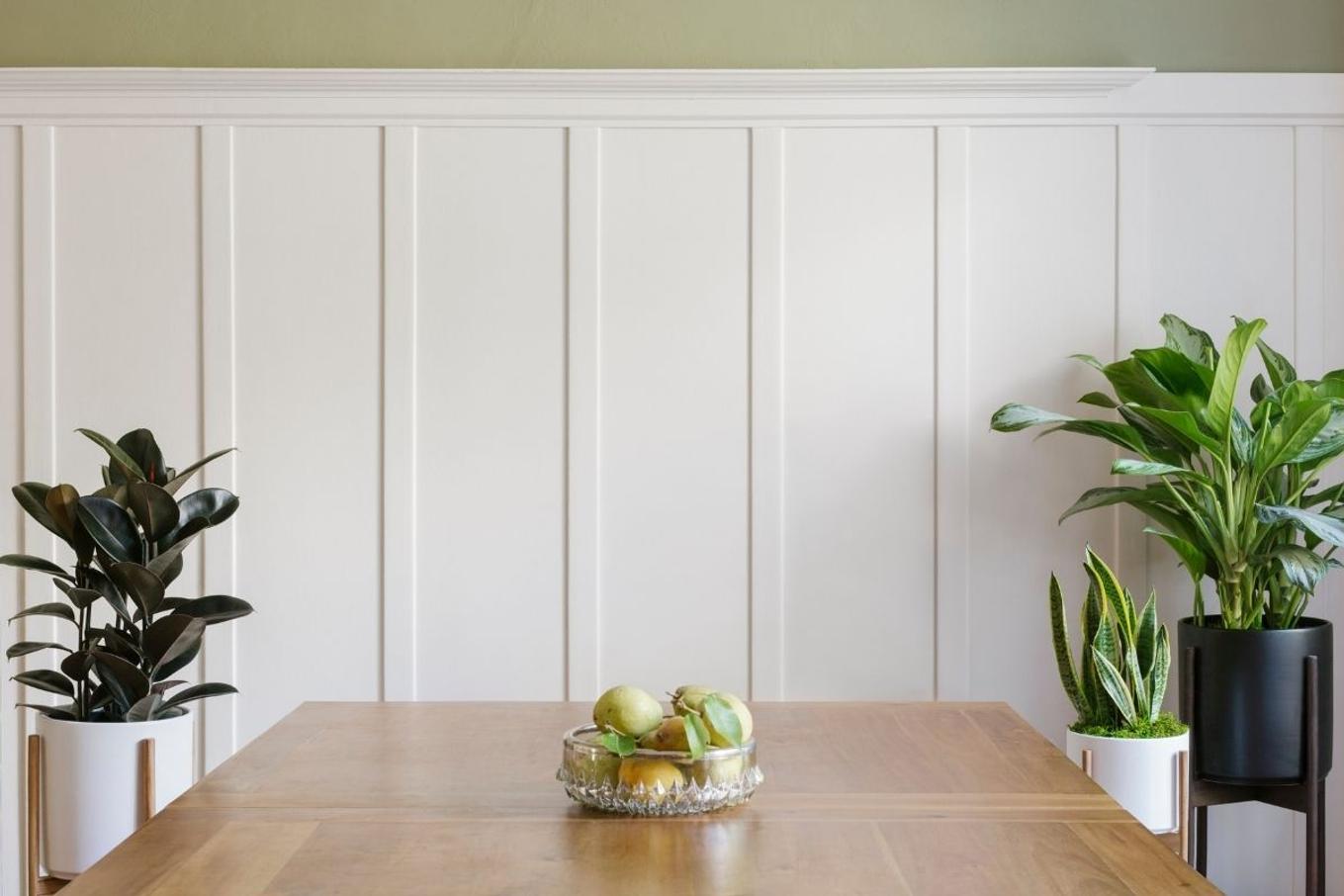 A classic dining room tabel flanked with plants